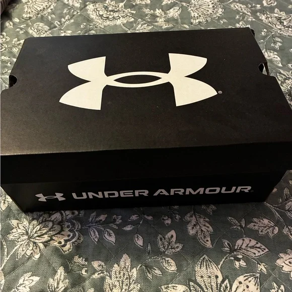 NIB Boys 2.5 Y Under Armour Black Sneakers - Picture 9 of 10